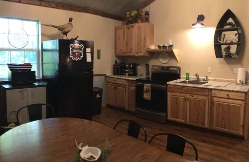 Independence Cabin | Cozy 3-bedroom, 2 bath cabin in charming neighborhood near Sardis Lake, Como, MS