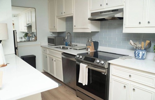 Neartown Apartment | Cozy 3-bedroom 2 bathroom Apartment in Houston. Pool & Modern Comforts