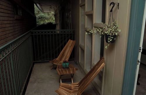Neartown Apartment | Cozy 3-bedroom 2 bathroom Apartment in Houston. Pool & Modern Comforts