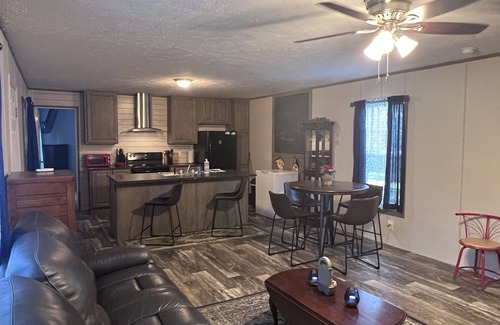 Georgetown House | Cozy 3 Bedroom 2 Full bathroom Home located minutes from Historic Downtown.