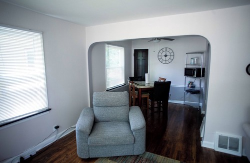 Berkeley House | Cozy 3-bedroom bungalow with WiFi, AC in welcoming St. Louis county
