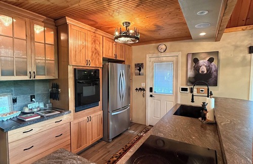 Wishon Cabin | Cozy 3-bedroom cabin in tranquil Wishon at Bass Lake near Yosemite National Park