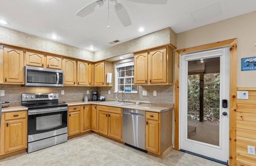 Gatlinburg Cabin | Cozy 3-Bedroom Cabin in Gatlinburg – Mountain Views and Walkable Location!