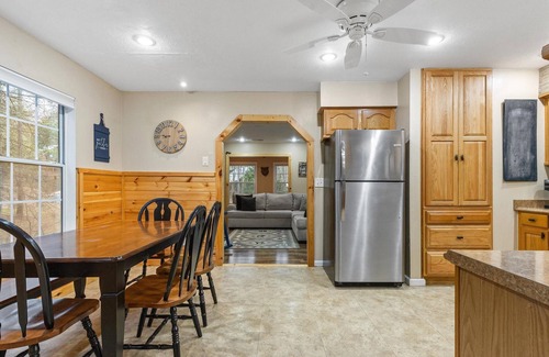 Gatlinburg Cabin | Cozy 3-Bedroom Cabin in Gatlinburg – Mountain Views and Walkable Location!