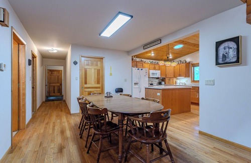 Chili Cabin | Cozy 3-bedroom cabin with WiFi and AC in tranquil Greenwood
