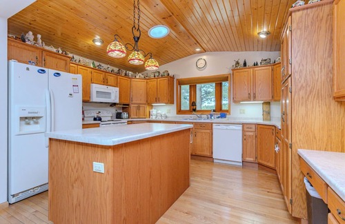 Chili Cabin | Cozy 3-bedroom cabin with WiFi and AC in tranquil Greenwood