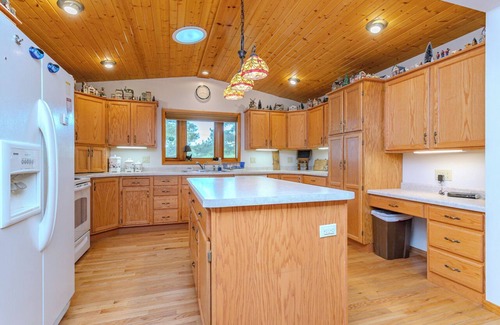 Chili Cabin | Cozy 3-bedroom cabin with WiFi and AC in tranquil Greenwood