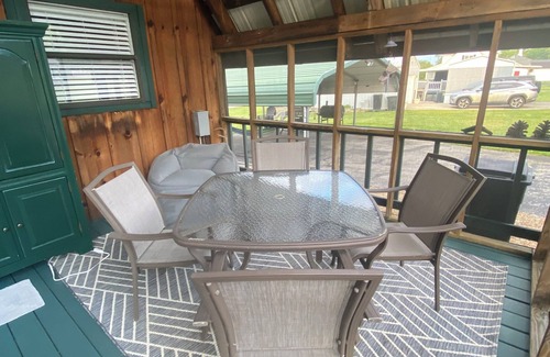 Farmers Cabin | Cozy 3-bedroom cabin with all the amenities two miles from Cave Run Lake.