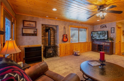 Peter Pan Cabin | Cozy 3-bedroom cabin with indoor fireplace minutes from the slopes