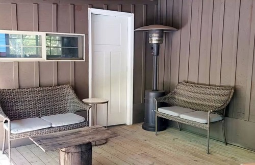 Bristol Cabin | Cozy 3-bedroom cabin with WiFi, AC in charming Bristol