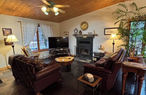 Saint-Faustin-Lac-Carre Ski Chalet | Cozy 3-bedroom chalet in lovely Mont-Blanc with WiFi and SPA.