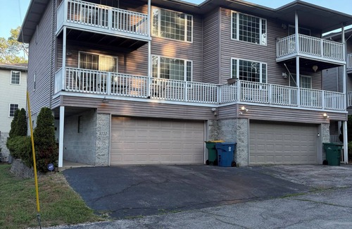Miller Beach Condo | Cozy 3-bedroom condo with AC, WiFi in charming Miller Beach