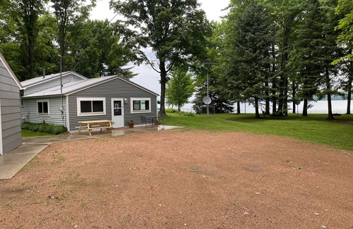 Crandon House | Cozy 3-bedroom Cottage on Metonga Lake with private dock