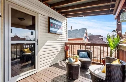 Chicago Lawn House | Cozy 3 Bedroom Family Sized Duplex/9 mins from Midway airport!nn