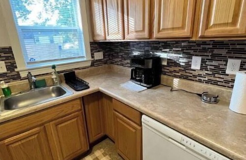 Norfolk House | COZY 3 bedroom Getaway GEM, Close to All Sleeps 6!