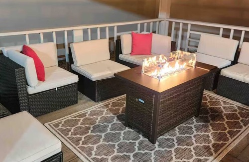 Broadmoor House | Cozy 3-bedroom house with pool and patio