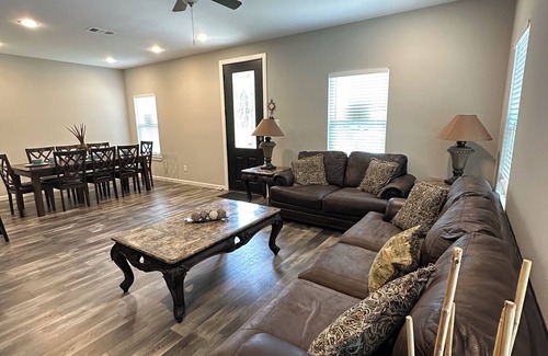 Log Cabin House | Cozy 3-bedroom house with AC and WiFi in awesome Log Cabin