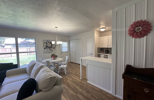 Allen House | Cozy 3-bedroom house with WiFi and AC in enjoyable Allen no chores