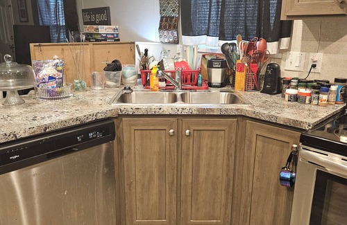 South View House | Cozy 3-bedroom mobile home in charming Fayetteville with WiFi, AC