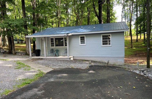 Jamestown Cabin | Cozy 3-Bedroom Rustic Cabin 1/2 Mile from Marina and Boat Ramp! #416