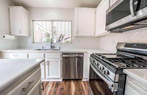 Spring Valley House | Cozy 3-Bedroom single story house, 15 minutes to the strip. Pet-Friendly.