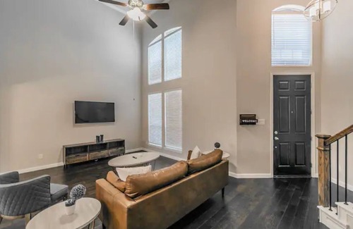 North Central Carrollton House | Cozy 3-bedroom townhome with WiFi, AC in centrally located Carrollton