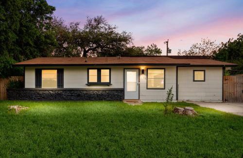 Southside House | Cozy 3 bedroom with HOT TUB 2 min away from lackland