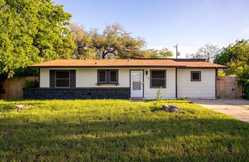 Southside House | Cozy 3 bedroom with HOT TUB 2 min away from lackland