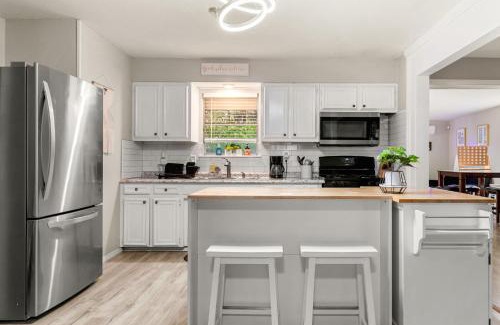 Southside House | Cozy 3 bedroom with HOT TUB 2 min away from lackland