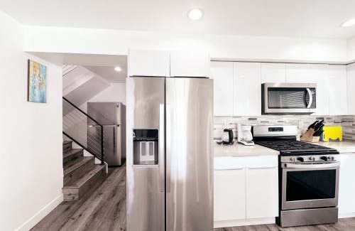 Mid City Apartment | Cozy 3 BR Townhouse with Balcony