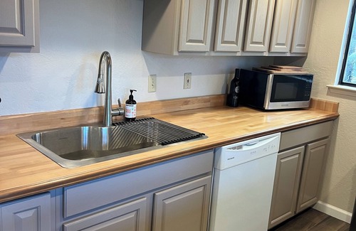 Groveland Cabin | Cozy 3-Level cabin in Groveland with WiFi, stunning views, deck and hot tub