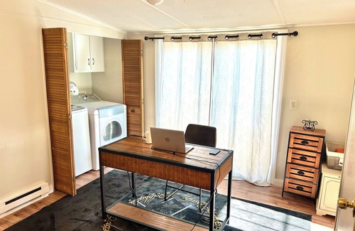 Newtonville House | Cozy 3 Queen Home, Full Kitchen, Laundry, Gym, Parking in Troy, near MVP & SPAC!