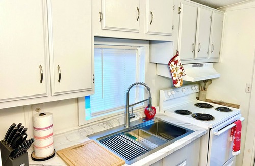 Newtonville House | Cozy 3 Queen Home, Full Kitchen, Laundry, Gym, Parking in Troy, near MVP & SPAC!