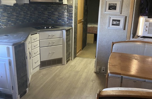Millersview House | Cozy 38 foot RV minutes from Lake Ivie with boat parking/plug