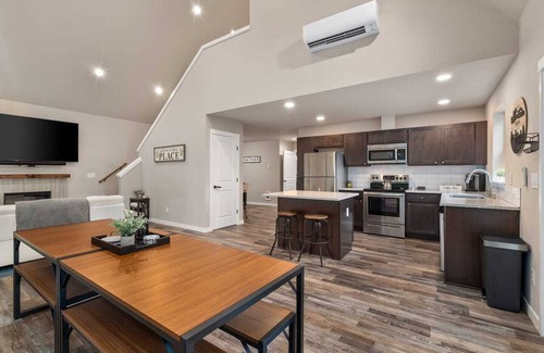 Packwood Cabin | Cozy 3BD Chalet - Hot Tub & Game Room - Mt Rainier