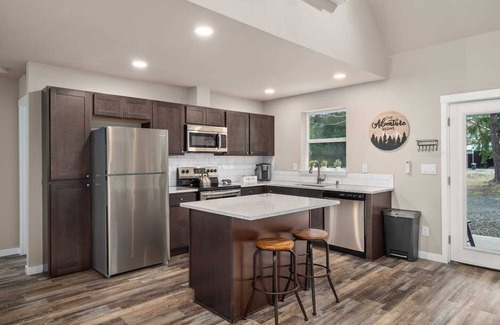 Packwood Cabin | Cozy 3BD Chalet - Hot Tub & Game Room - Mt Rainier
