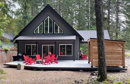 Packwood Cabin | Cozy 3BD Chalet - Hot Tub & Game Room - Mt Rainier