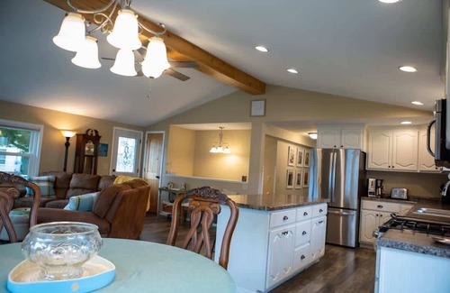 Marshfield House | Cozy 3BR 1.5B Home in Marshfield Snow Removal Incl