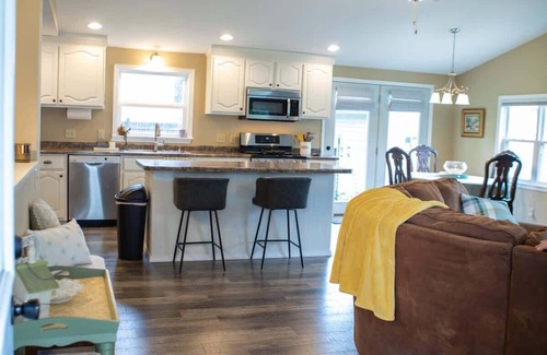 Marshfield House | Cozy 3BR 1.5B Home in Marshfield Snow Removal Incl