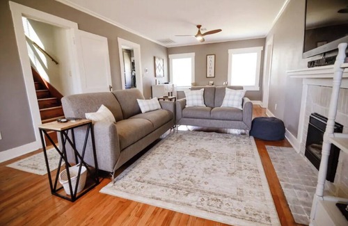 Amarillo House | Cozy 3BR/2BA remodeled bath/park view and yard games!nDiscounts given here.