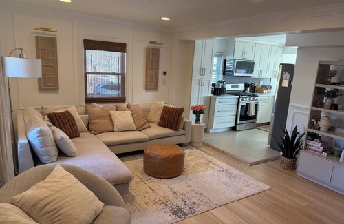Jefferson Manor Cottage | Cozy 3BR Cottage w/Metro Access minutes to Old Town, Alexandria!