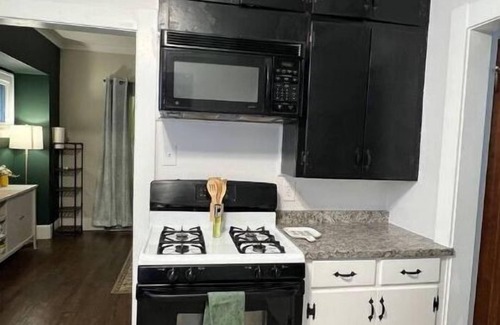 Bedford House | Cozy 3BR farmhouse retreat with fenced back yard