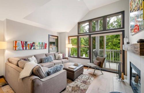 Blackcomb House | Cozy 3BR Home, Sleeps 6 ,Hot Tub, Patio, BBQ, Free Parking