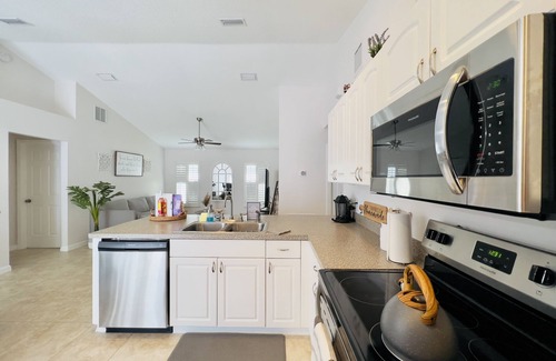 Florida Ridge House | Cozy 3Br House + BBQ Grill + 6mi from the Beach and River