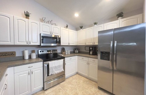 Florida Ridge House | Cozy 3Br House + BBQ Grill + 6mi from the Beach and River