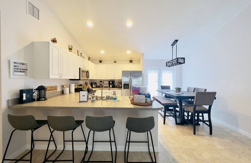 Florida Ridge House | Cozy 3Br House + BBQ Grill + 6mi from the Beach and River
