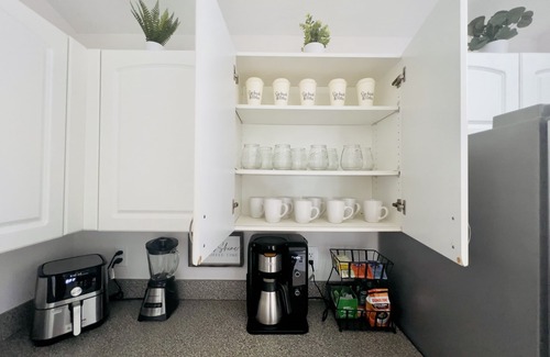 Florida Ridge House | Cozy 3Br House + BBQ Grill + 6mi from the Beach and River