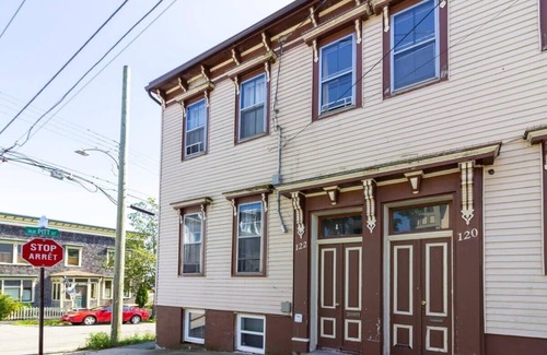 Saint John House | Cozy 3BR Loft in Heart of Uptown - Parking & Coffee