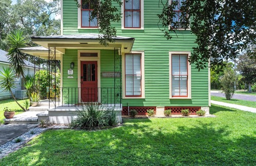 Sanford House | Cozy 3BR Retreat - Near Bars, Zoo & Lake Trails