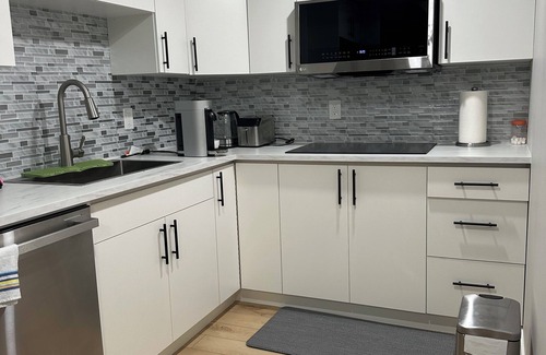 Fort Gary House | Cozy 3BR Suite at Winnipeg South